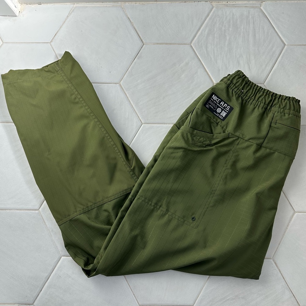 Nike Dri-FIT ADV A.P.S. Men’s Woven Fitness Pants in Rough Green/Black